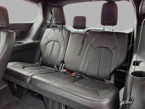 New 2026 Chrysler Pacifica Select image 24