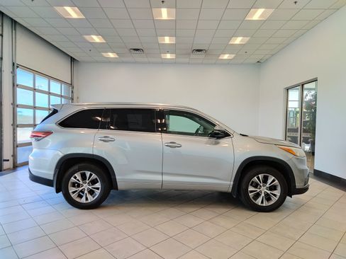 Used 2015 Toyota Highlander XLE AWD/4WD image 2