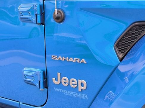 Used 2022 Jeep Wrangler Unlimited Sahara w/ Cold Weather Group AWD/4WD image 12