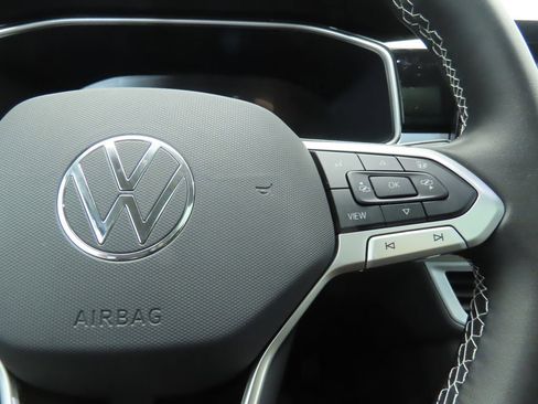 Certified 2025 Volkswagen Taos SE w/ Panoramic Sunroof Package image 12