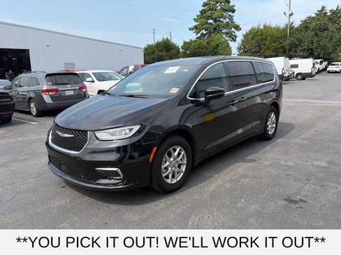 Used 2025 Chrysler Pacifica Select FWD image 3