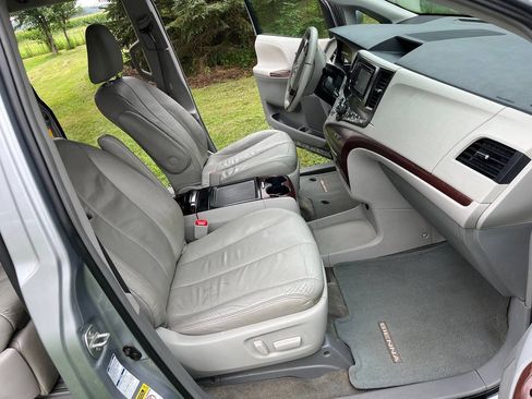 Used 2014 Toyota Sienna XLE w/ Entertainment Package AWD/4WD image 5
