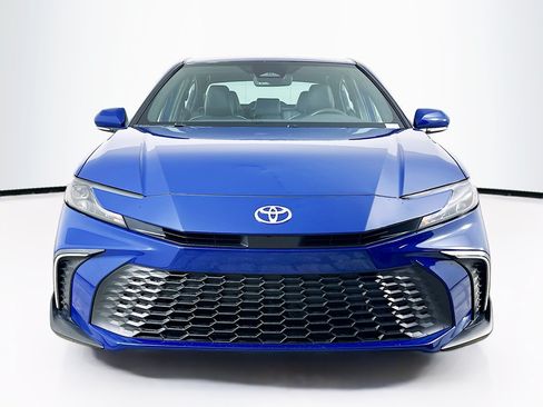 Used 2025 Toyota Camry SE w/ Convenience Package FWD image 2