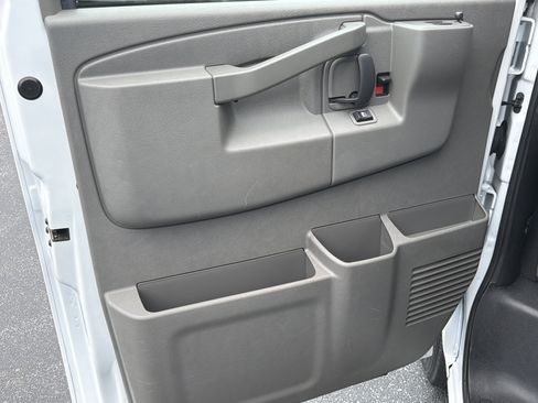 Used 2022 Chevrolet Express 2500 LT RWD image 10