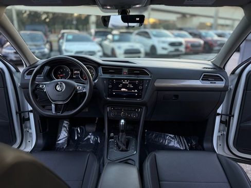 Used 2021 Volkswagen Tiguan SE w/ Panoramic Sunroof Package image 18