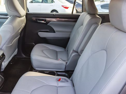 Used 2023 Toyota Highlander Limited image 18