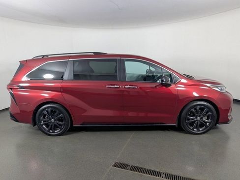 Used 2023 Toyota Sienna XSE image 8