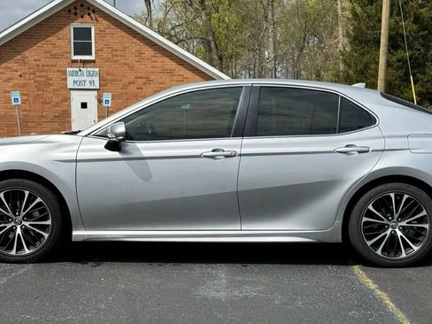 Used 2019 Toyota Camry SE w/ Convenience Package FWD image 4