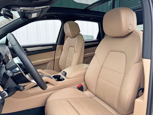 Used 2023 Porsche Cayenne Platinum Edition image 39