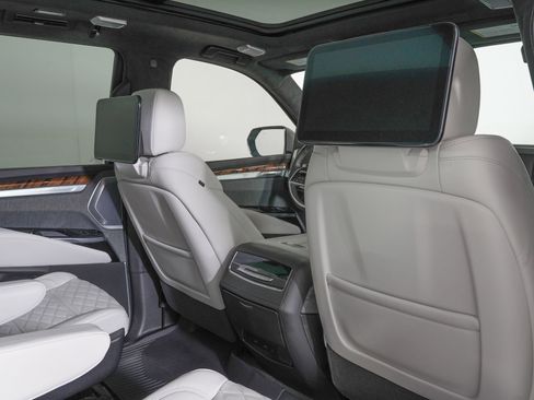Used 2026 Cadillac Escalade Platinum Luxury w/ LPO, Floor Liner Package AWD/4WD image 11