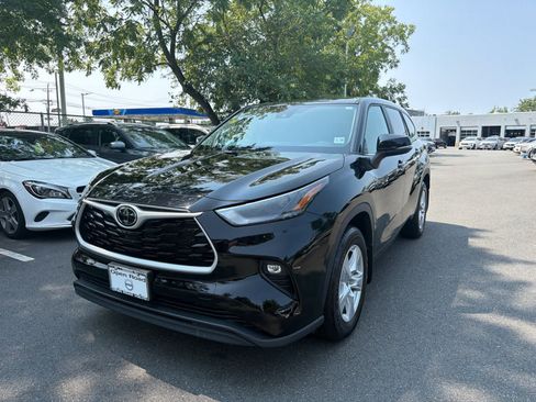 Used 2024 Toyota Highlander LE AWD/4WD image 3