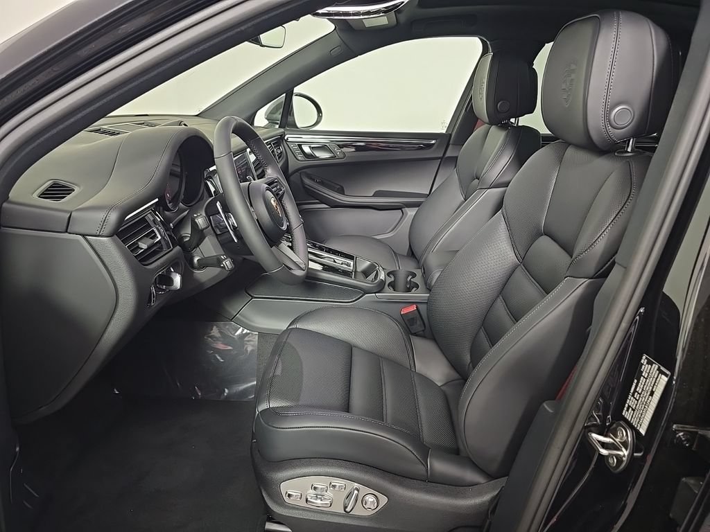 Certified 2026 Porsche Macan Turbo AWD/4WD image 5