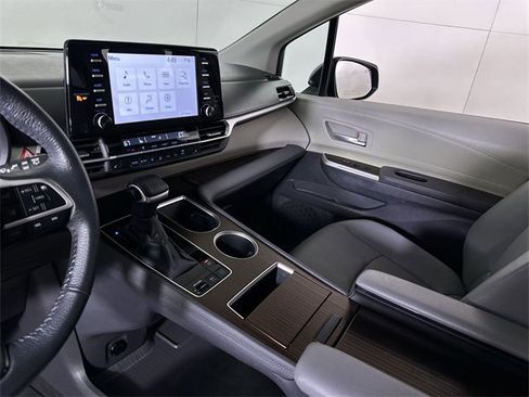 Used 2024 Toyota Sienna XLE image 36
