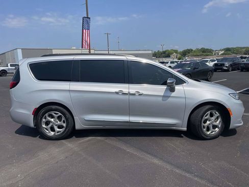 Used 2022 Chrysler Pacifica Limited FWD image 2