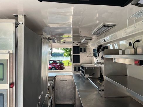 Used 2022 Mercedes-Benz Sprinter 4500 image 26