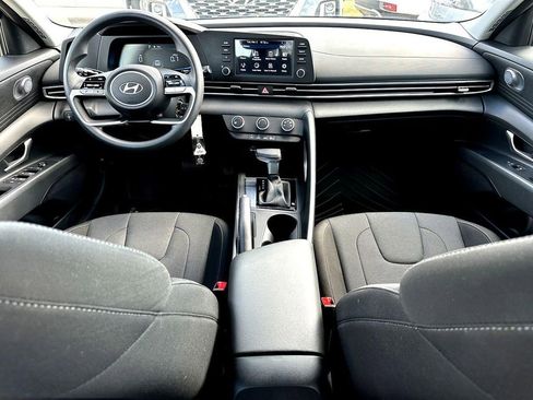 Used 2025 Hyundai Elantra SE FWD image 30