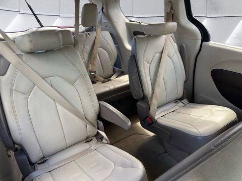 Used 2017 Chrysler Pacifica Touring-L FWD image 14