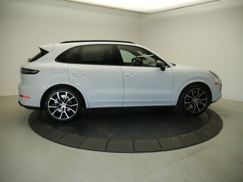 Certified 2023 Porsche Cayenne Turbo AWD/4WD image 8