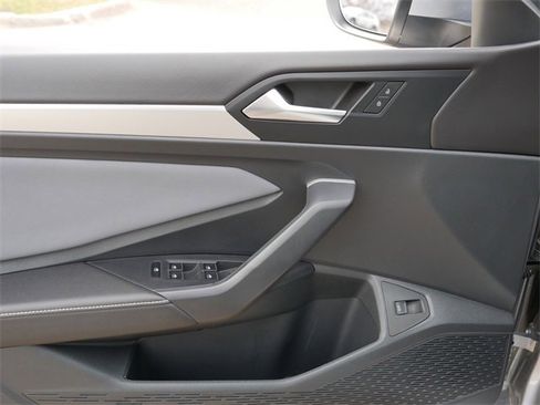 Certified 2025 Volkswagen Jetta SE image 16