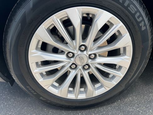 Used 2024 Cadillac XT4 Luxury w/ Cold Weather Package FWD image 10
