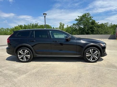 Certified 2025 Volvo V60 B5 Cross Country Plus AWD/4WD image 10