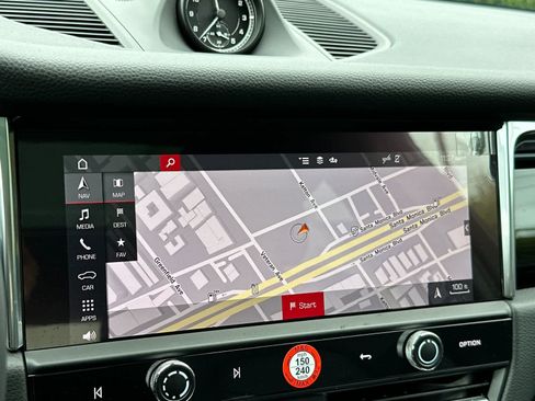 Certified 2025 Porsche Macan AWD/4WD image 21