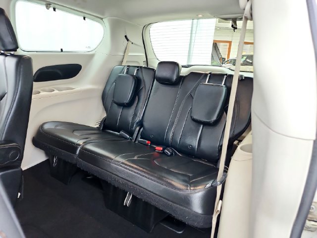 Used 2017 Chrysler Pacifica Touring-L w/ Tire & Wheel Group FWD image 32