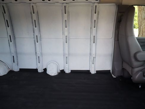 Used 2018 Chevrolet Express 2500 Extended RWD image 16