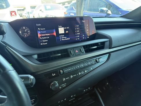 Used 2019 Lexus ES 300h w/ Premium Package FWD image 16