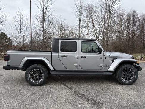 Used 2020 Jeep Gladiator Overland image 2