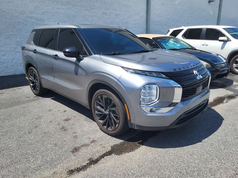 Used 2022 Mitsubishi Outlander SE AWD/4WD image 3
