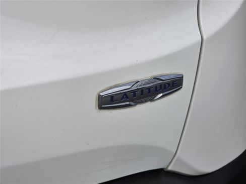 Used 2017 Jeep Renegade Latitude FWD image 31