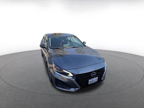 Used 2025 Nissan Altima 2.5 SV FWD image 3