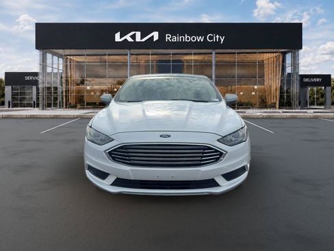 Used 2018 Ford Fusion SE w/ Fusion SE Technology Package FWD image 2