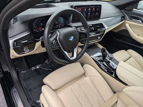 Used 2023 BMW 530i xDrive w/ Premium Package image 9