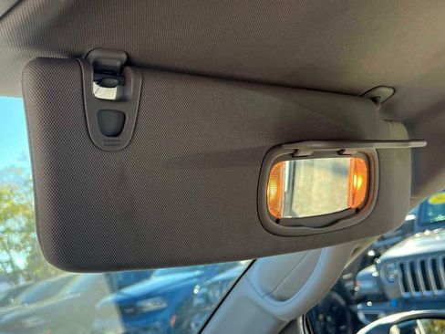 Used 2023 Chrysler Pacifica Touring-L image 31