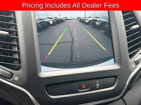 Used 2022 Jeep Cherokee Latitude AWD/4WD image 12