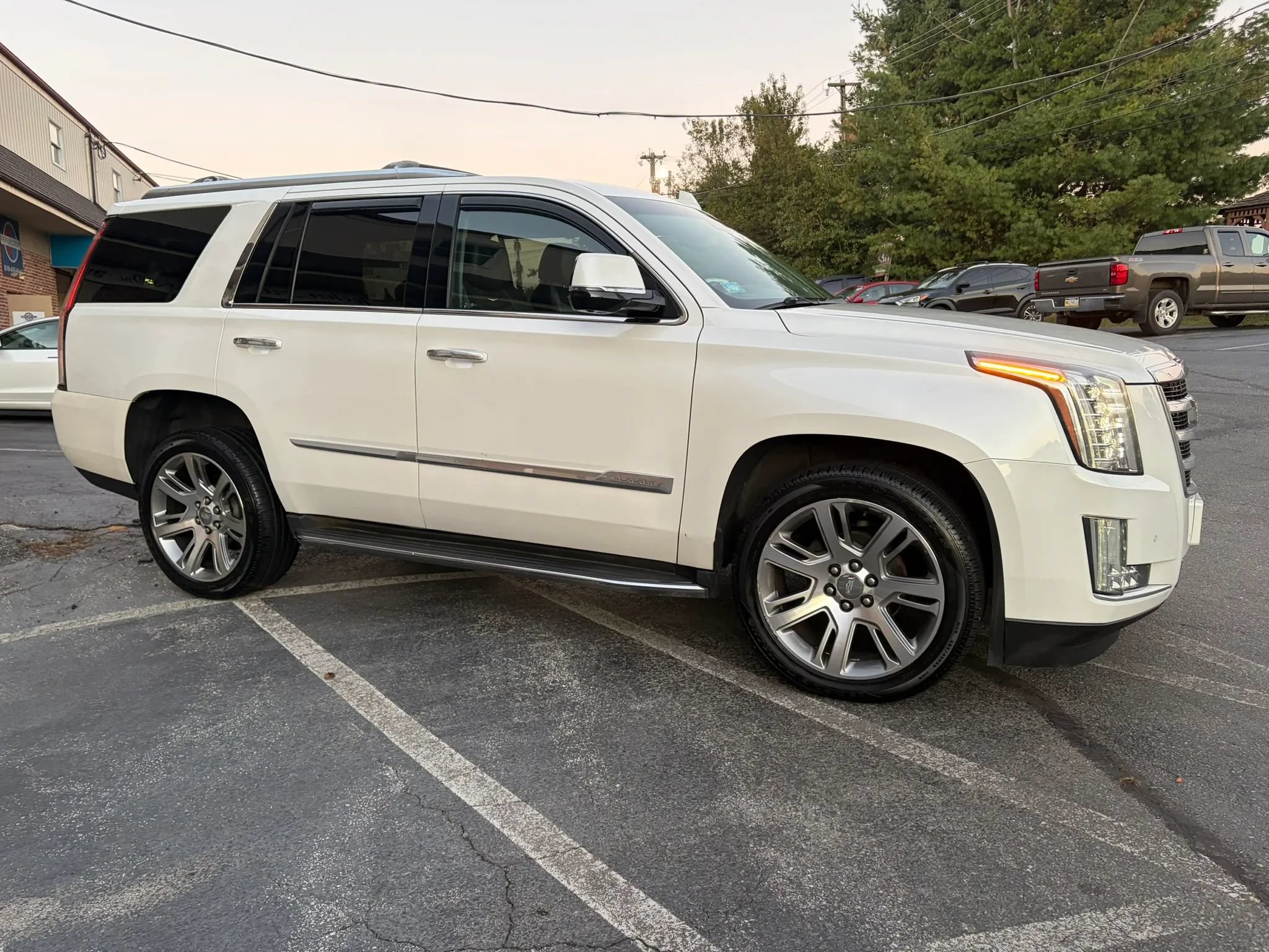 Used 2016 Cadillac Escalade Luxury AWD/4WD image 13