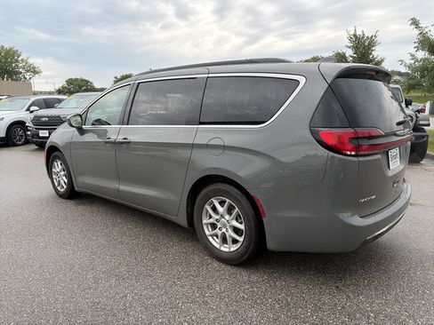 Used 2022 Chrysler Pacifica Touring-L FWD image 7