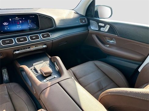 Used 2024 Mercedes-Benz GLS 580 4MATIC image 23