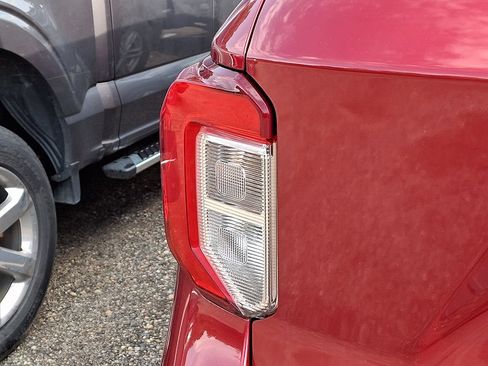 Used 2020 Ford Explorer XLT w/ Equipment Group 202A AWD/4WD image 9