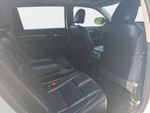 Used 2019 Toyota Highlander SE w/ Nightshade Edition AWD/4WD image 14