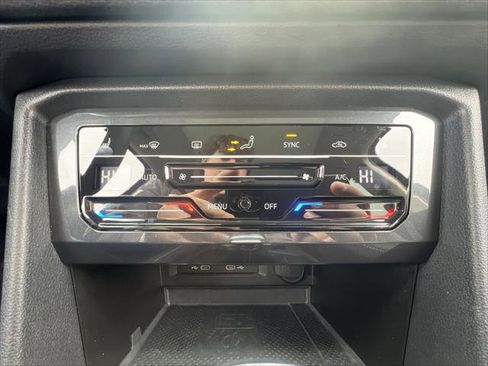 Used 2023 Volkswagen Tiguan SE w/ Panoramic Sunroof Package image 18