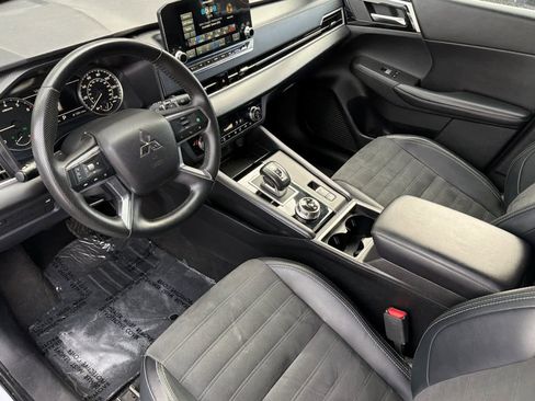 Used 2024 Mitsubishi Outlander SE image 13