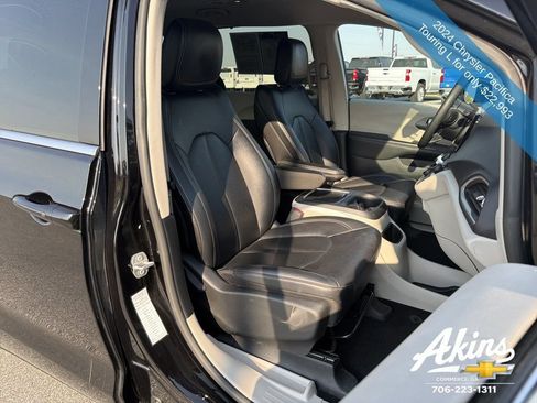 Used 2024 Chrysler Pacifica Touring-L FWD image 20