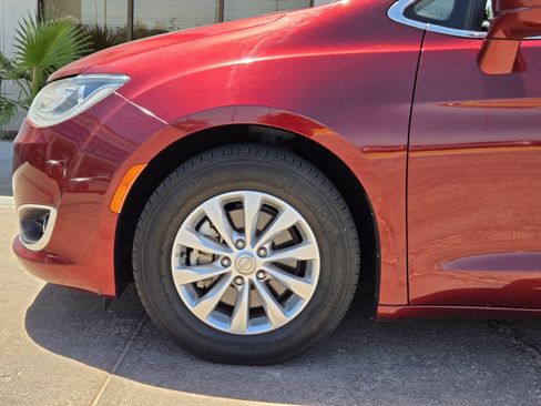 Used 2018 Chrysler Pacifica Touring Plus FWD image 6