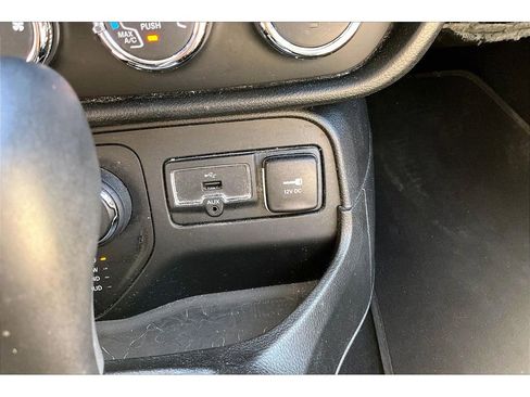 Used 2016 Jeep Renegade Latitude AWD/4WD image 32