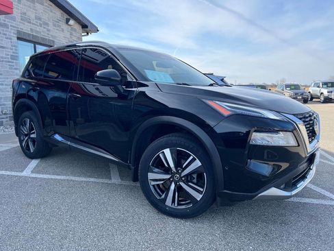 Used 2021 Nissan Rogue Platinum image 3