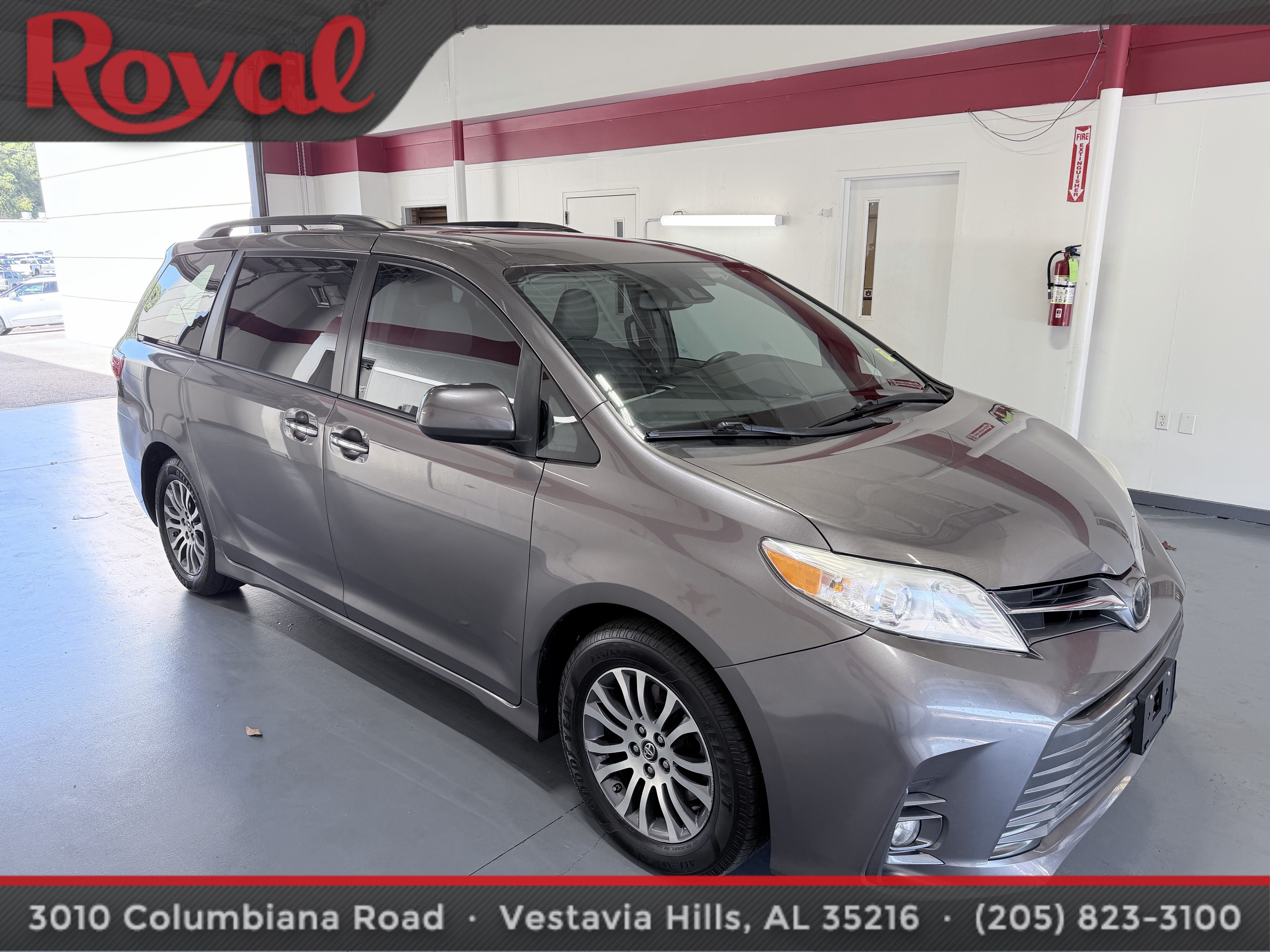 Used 2018 Toyota Sienna XLE w/ XLE Navigation Package FWD image 3