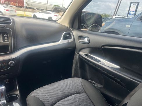 Used 2019 Dodge Journey SE FWD image 18